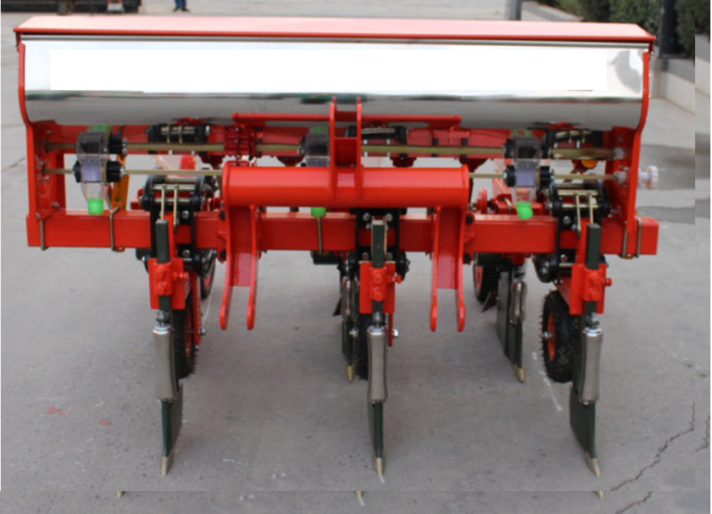 le tracteur de la ferme 12-25kw met en application trois lignes maïs semant la machine facile à utiliser fournisseur